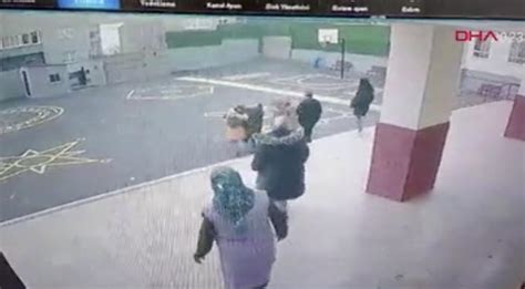Z­o­r­l­a­ ­O­k­u­l­ ­B­i­n­a­s­ı­n­a­ ­G­i­r­d­i­,­ ­H­a­m­i­l­e­ ­Ö­ğ­r­e­t­m­e­n­e­ ­S­a­l­d­ı­r­d­ı­!­